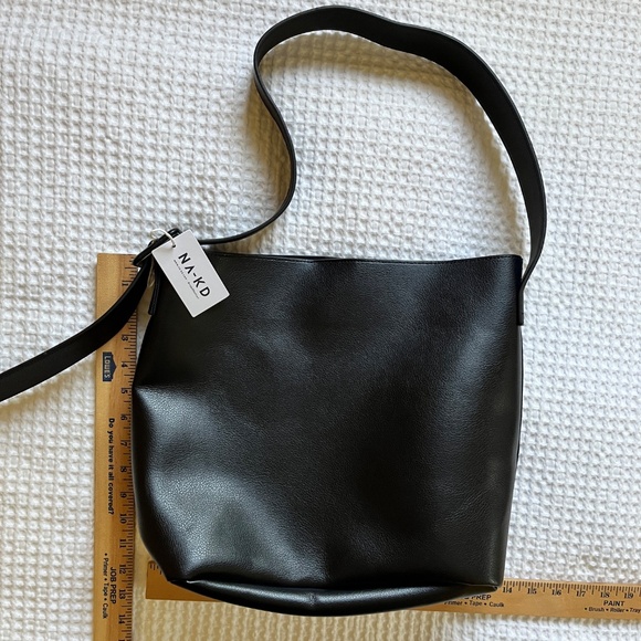 NA-KD Buckle Totebag Black Magnetic Snap closure Zip Pocket inside - Picture 7 of 8